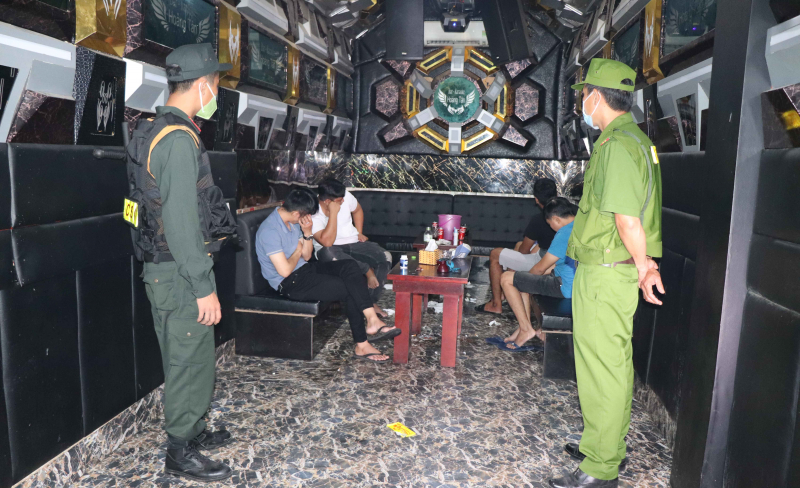 Bắt quả tang 14 đối tượng sử dụng ma túy trong quán karaoke -0