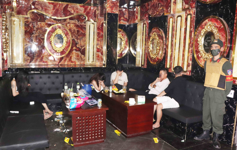 Bắt quả tang 14 đối tượng sử dụng ma túy trong quán karaoke -2