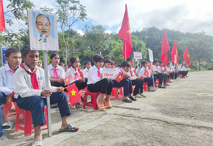 Cấp phát sổ tay kiến thức về động đất, sóng thần cho học sinh vùng tâm chấn -0