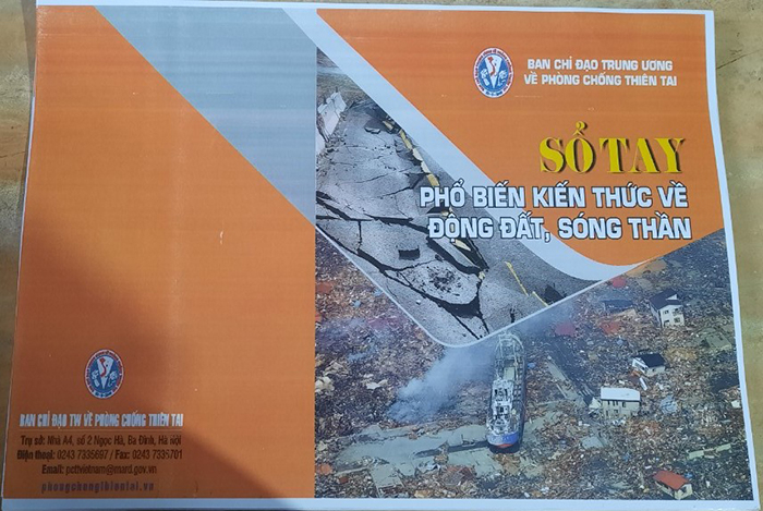 Cấp phát sổ tay kiến thức về động đất, sóng thần cho học sinh vùng tâm chấn -0