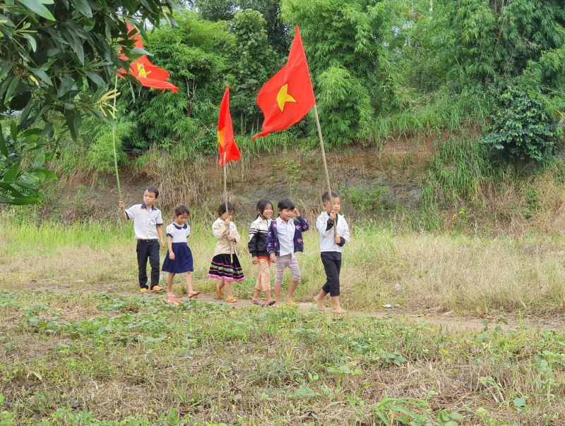 Học sinh vùng sâu “chân trần, áo cũ” háo hức đến trường -0