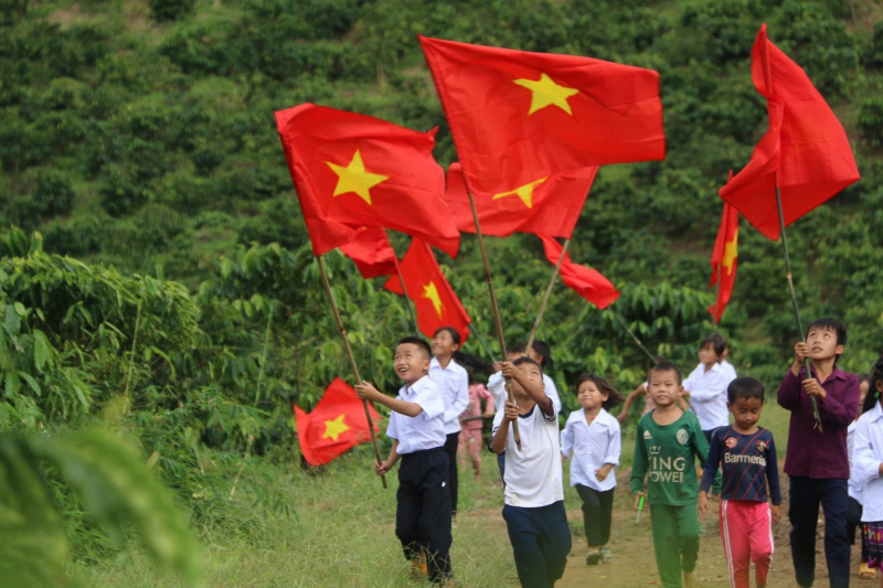 Học sinh vùng sâu “chân trần, áo cũ” háo hức đến trường -0