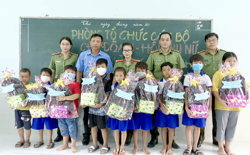 Công an tỉnh Bạc Liêu tiếp sức học sinh nghèo đến trường -0