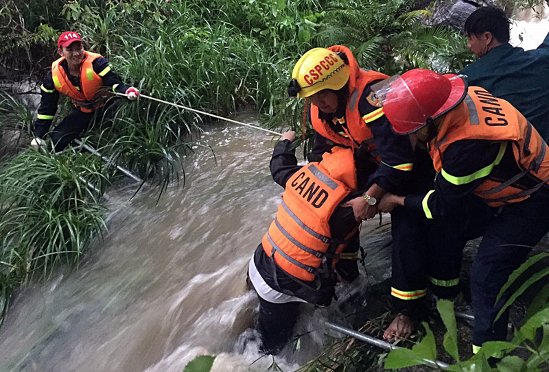 Trao Thư khen của Chủ tịch nước cho lực lượng Cảnh sát cứu nạn, cứu hộ Công an Quảng Nam -0