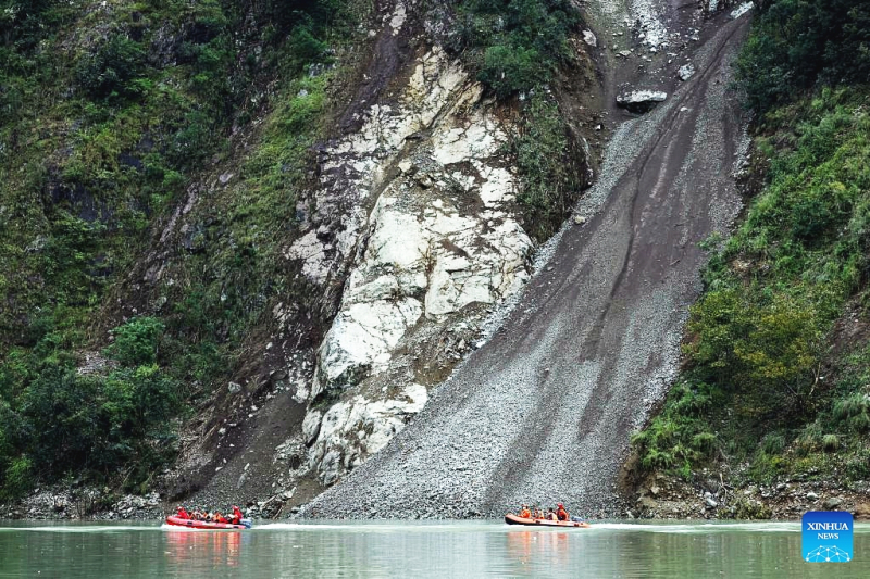 Cứu hộ Trung Quốc chạy đua với tử thần giải cứu nạn nhân động đất -1