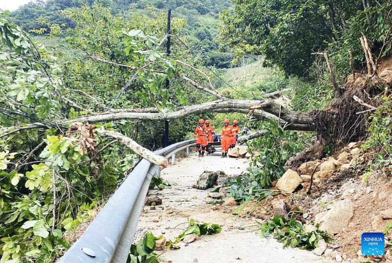 Cứu hộ Trung Quốc chạy đua với tử thần giải cứu nạn nhân động đất -3