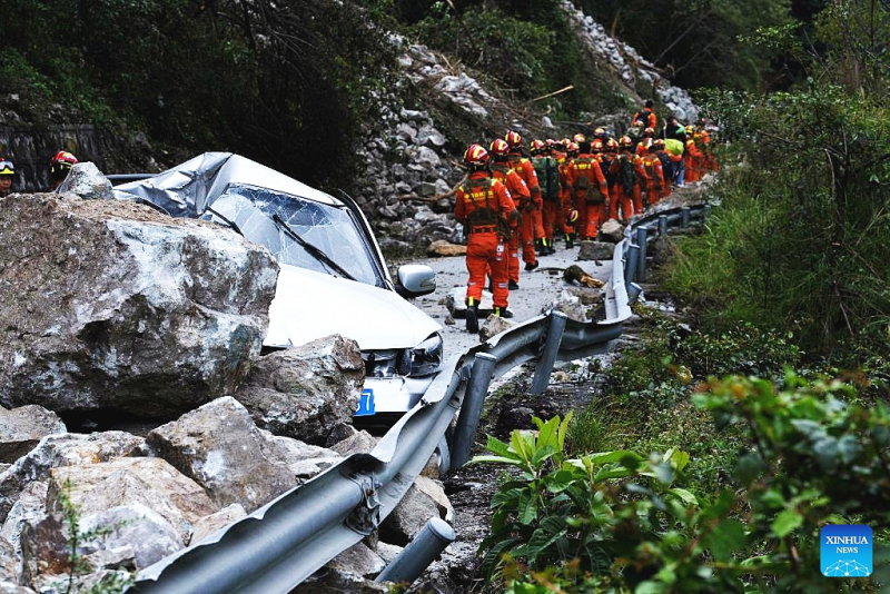 Cứu hộ Trung Quốc chạy đua với tử thần giải cứu nạn nhân động đất -0