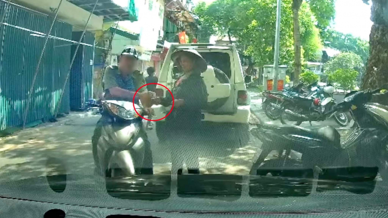 Làm rõ nghi vấn tự quản phường nhận tiền của người bán hàng rong  -0