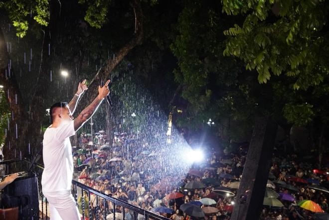 Lập biên bản vi phạm hành chính ca sĩ Tuấn Hưng biểu diễn ca nhạc trên ban công nhà -0