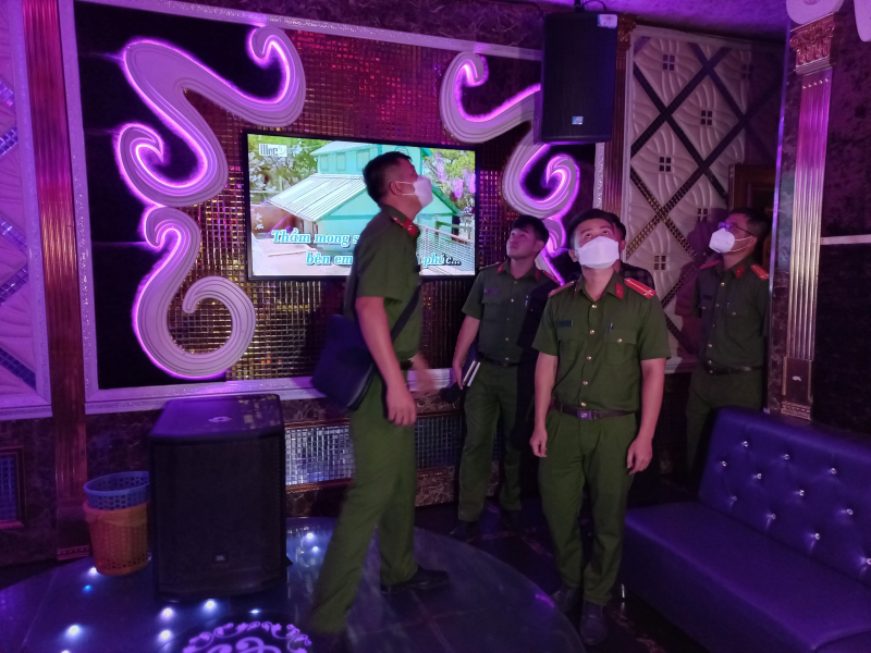 Một đêm phát hiện 50 quán karaoke vi phạm quy định về PCCC -0