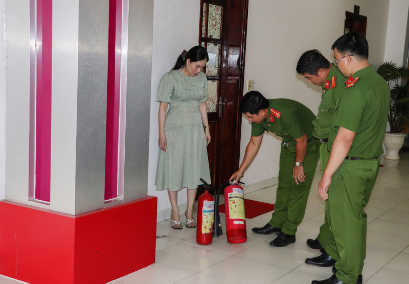 lực lượng cảnh sát phòng cháy chữa cháy và cứu nạn cứu hộ hướng dẫn nhân viên quản lý cách sử dụng bình chữa cháy.jpg -0