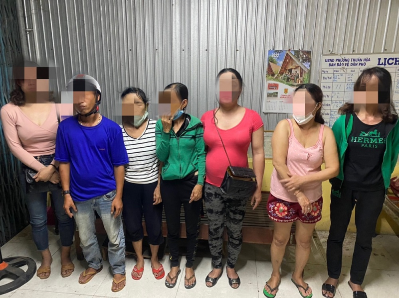 Bắt quả tang nhiều đối tượng mua bán dâm ở nhà nghỉ và công viên -0