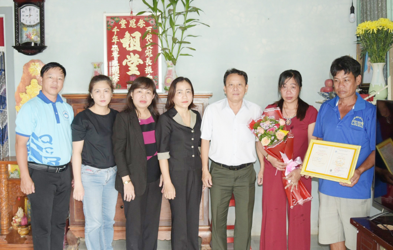 Trao bằng cử nhân cho gia đình sinh viên qua đời vì đuối nước -0