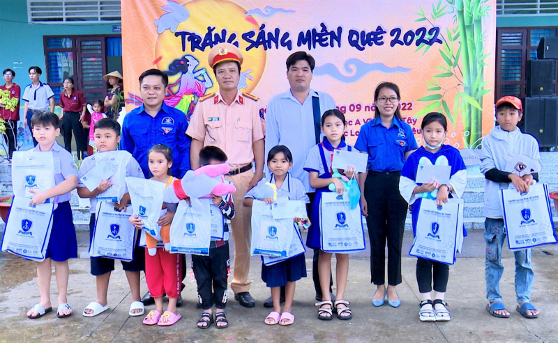 Tặng 250 phần quà cho các em học sinh khó khăn -0