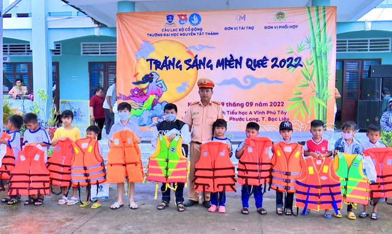 Tặng 250 phần quà cho các em học sinh khó khăn -1