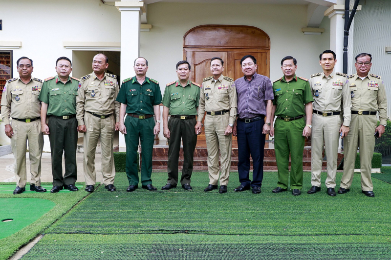 Hỗ trợ kinh phía Ty Công an ở Campuchia mua vật liệu xây dựng trụ sở mới -0