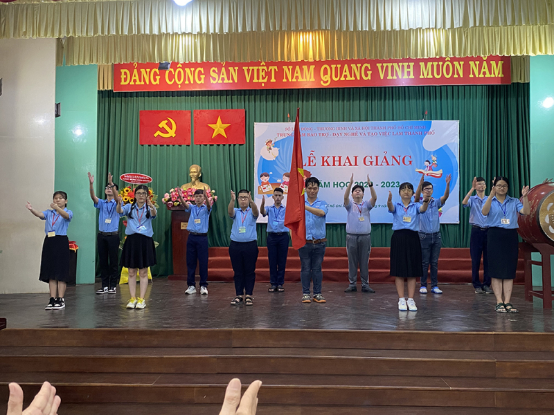Khai giảng năm học mới ở ngôi trường đặc biệt -0