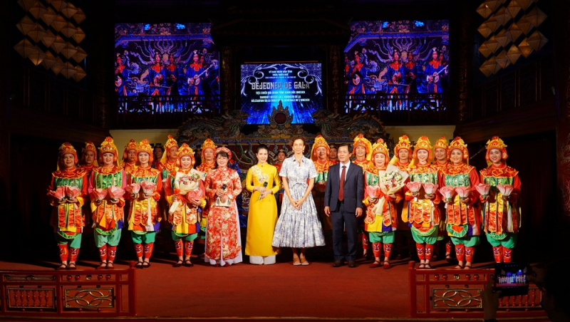 UNESCO Director-General visits Hue cittadel for the first time  -0