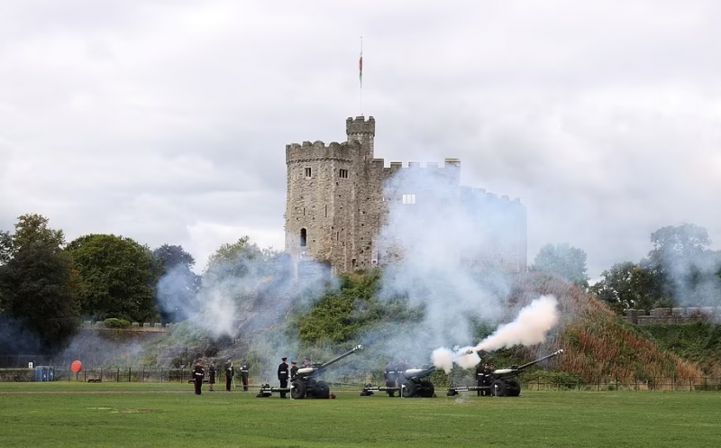 Vương quốc Anh bắn loạt đại bác chào mừng Vua Charles III được tấn phong -0