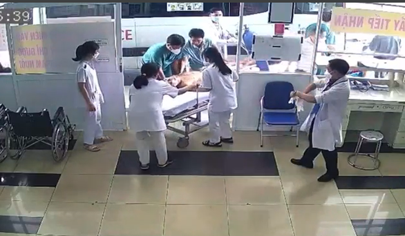 Bệnh viện Gò Vấp kịp thời cứu mạng người đàn ông bị hóc bánh Trung thu -0