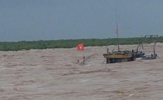 Triển khai bơm, hút dầu để tiến hành trục vớt tàu Hà An 01 gặp nạn ở Thái Bình: -0