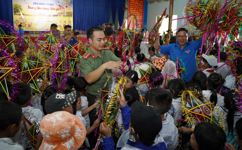 2.300 suất quà trung thu đến với trẻ em vùng cao, biên giới -0