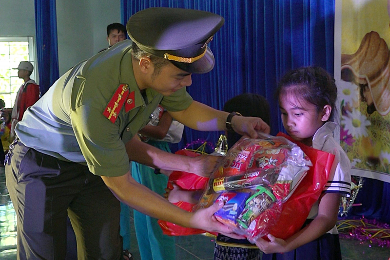 2.300 suất quà trung thu đến với trẻ em vùng cao, biên giới -0