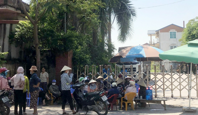 01-nguoi-dan-buc-xuc-phan-anh-co-so-gay-o-nhiem.jpg -0