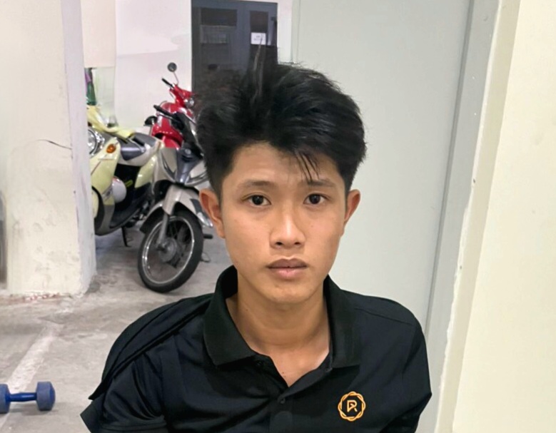 Nửa đêm chở bạn gái tông gãy chân chiến sĩ Công an -0