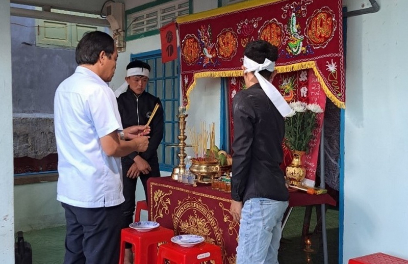 1 người tử vong, 4 người hôn mê do ngạt khí độc dưới hầm tàu cá -0