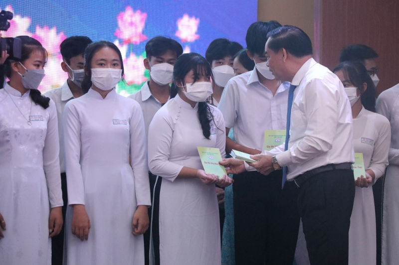 vna_potal_ben_tre_tiep_suc_hanh_trinh_“di_tim_con_chu”_cho_hoc_tro_kho_khan_hieu_hoc_6321671.jpg -0