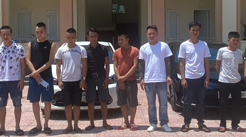 Tạm giữ hình sự 8 đối tượng có liên quan đến ma túy trong quán Karaoke -0