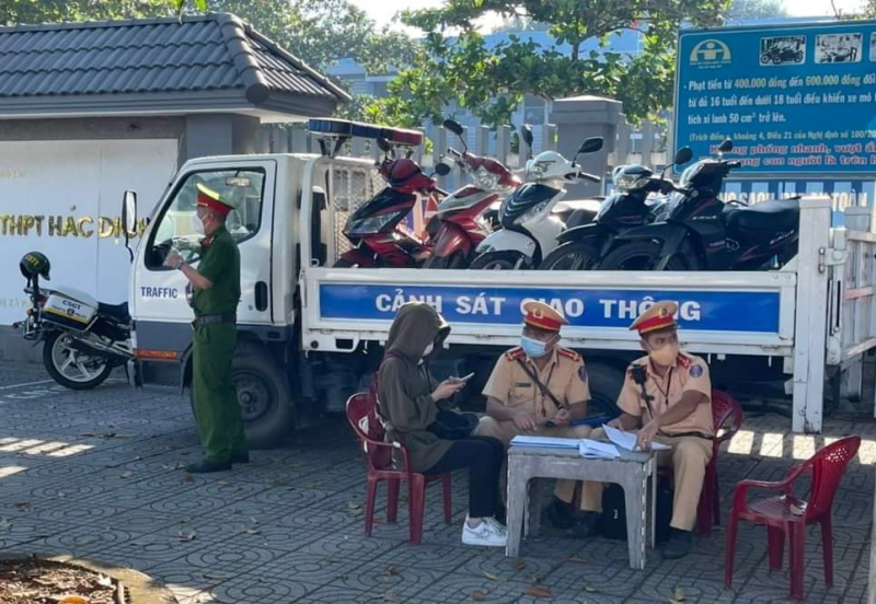 Chấn chỉnh tình trạng học sinh đi xe máy đến trường -0