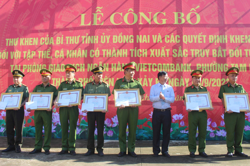 Khen thưởng đột xuất lực lượng công an điều tra truy bắt đối tượng cướp ngân hàng -0