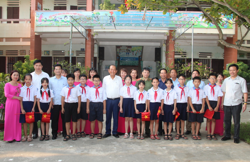 San sẻ yêu thương, giúp học sinh nghèo Nam Định vượt khó -0