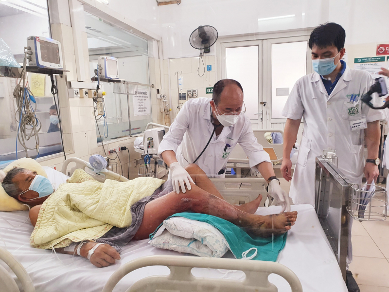 Nhiễm vi khuẩn ở vùng nước mặn, một ngư dân bị hoại tử chân nguy kịch -0