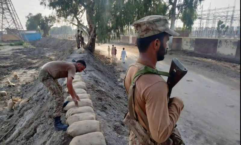 Pakistan tìm mọi cách ngăn lũ tấn công nhà máy điện chủ lực -0