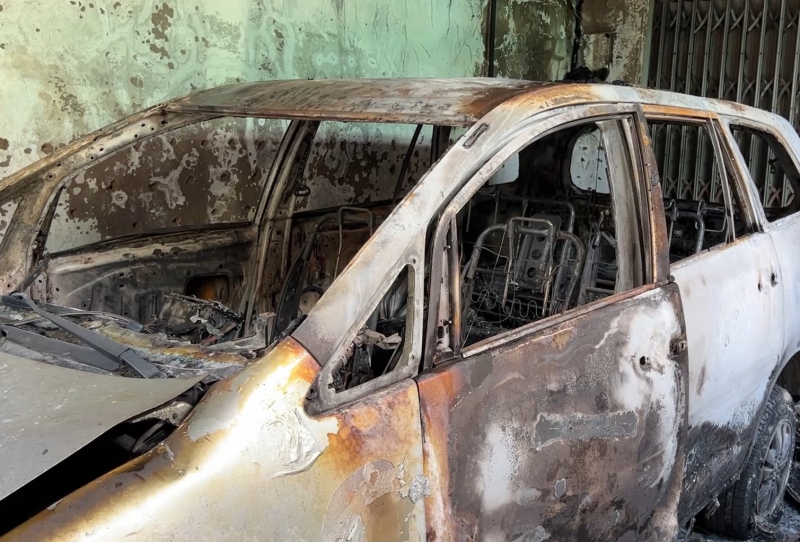 Cháy xe đạp điện cháy lan sang ô tô, 2 người thoát nạn -0