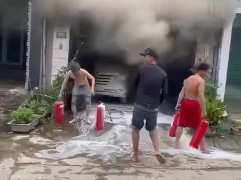 Cháy xe đạp điện cháy lan sang ô tô, 2 người thoát nạn -0