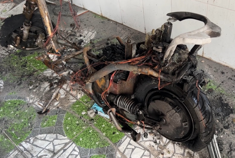 Cháy xe đạp điện cháy lan sang ô tô, 2 người thoát nạn -1