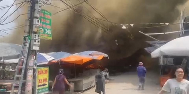Cháy chợ dân sinh ở Hưng Yên, hàng chục gian hàng bị thiêu rụi -0