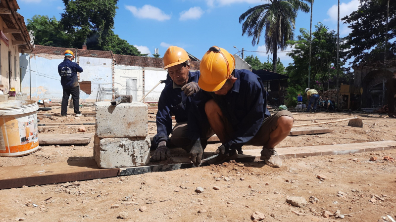 “Thần đèn” di dời ngôi chánh điện 1.000 tấn tại cổ tự Diệu Đế -0