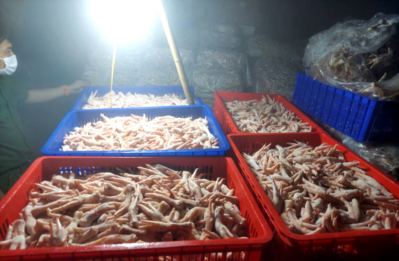 Hà Nội: Phát hiện hàng tấn chân gà đông lạnh không rõ nguồn gốc -0