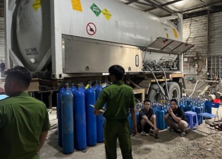 Ngăn hàng ngàn bình “bóng cười” đến giới trẻ mê ảo giác -0