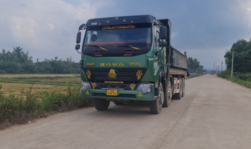 Dân bức xúc xe chở cát phá nát đường giao thông -0