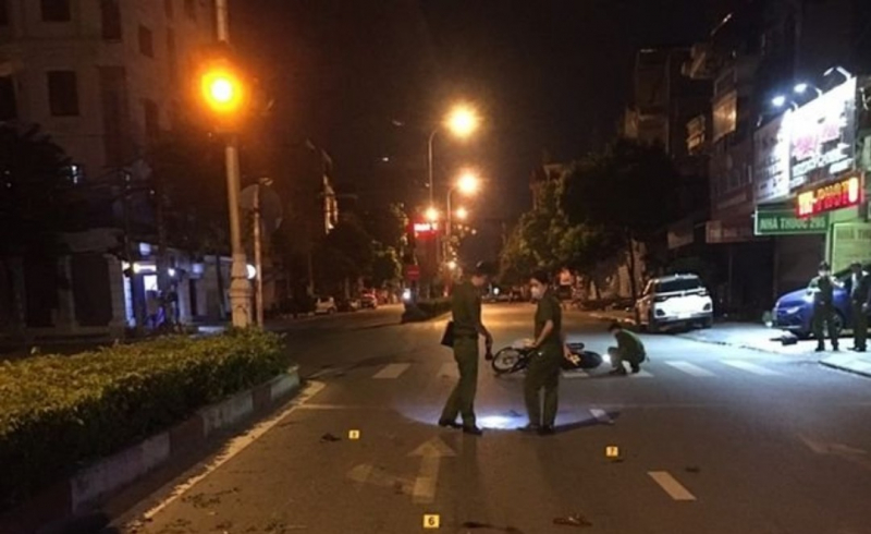 Khởi tố nhóm đối tượng cầm hung khí rượt đuổi, gây ra vụ tai nạn làm 3 người thương vong -0