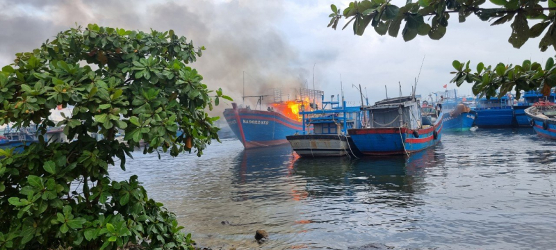 Đà Nẵng: Tàu cá bốc cháy ngùn ngụt khi đang neo đậu trong cảng cá  -0