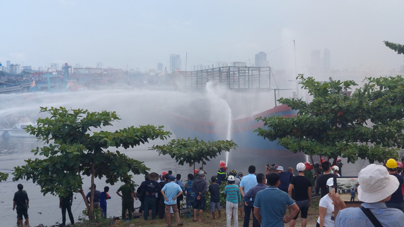 Đà Nẵng: Tàu cá bốc cháy ngùn ngụt khi đang neo đậu trong cảng cá  -1