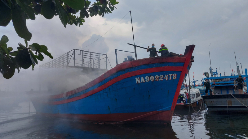 Đà Nẵng: Tàu cá bốc cháy ngùn ngụt khi đang neo đậu trong cảng cá  -2