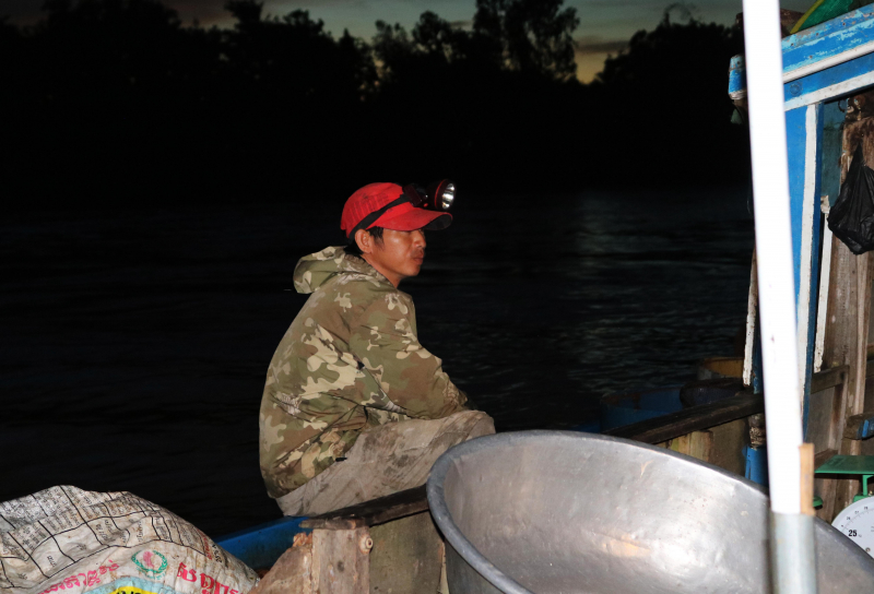 Cùng ngư dân đầu nguồn ra đồng dỡ dớn mang ra chợ cá Kinh Ruột bán -0